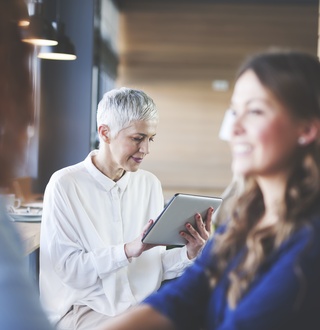 Women and the web: virtual networks and giving value to expertise